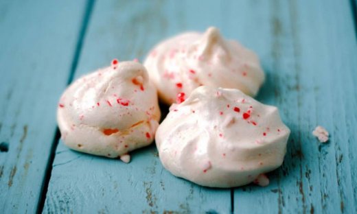 Πεντανόστιμα μαρεγκάκια με μέντα και λευκή σοκολάτα για τα Χριστούγεννα