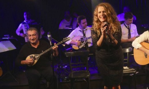 Ολοκληρώνει τις εμφανίσεις της η Τσαλιγοπούλου στην «Συνοικία Ασμάτων»