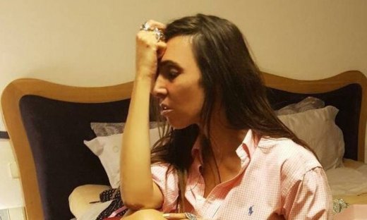 Η Μάγκι Χαραλαμπίδου στο κρεβάτι της