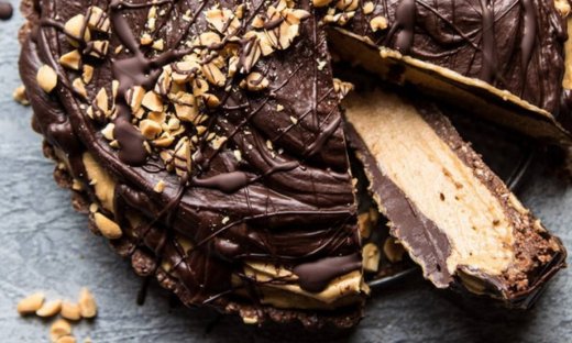 Ώρα να δοκιμάσεις αυτήν τη σοκολατένια τάρτα με φυστικοβούτυρο