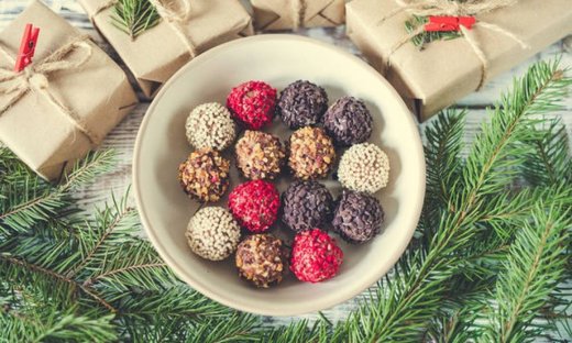 Συνταγή για τα πιο νόστιμα σοκολατένια χριστουγεννιάτικα τρουφάκια με 4 μόνο υλικά