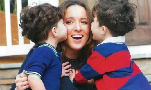 Καλομοίρα: Οι γιοι της έγιναν 5 χρονών – Δείτε τους να ποζάρουν με τις εντυπωσιακές τους τούρτες