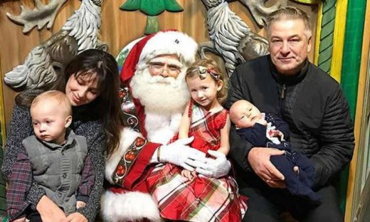 Τα παιδιά των σταρ ποζάρουν με τον Άγιο Βασίλη και «κλέβουν» την παράσταση
