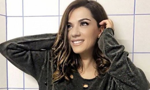 Η Βάσω Λασκαράκη απαθανατίζει την κόρη της να ζωγραφίζει