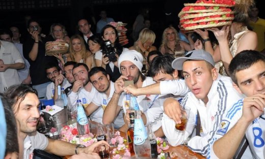 Ταμπλ ντοτ και στα μούτρα σας!