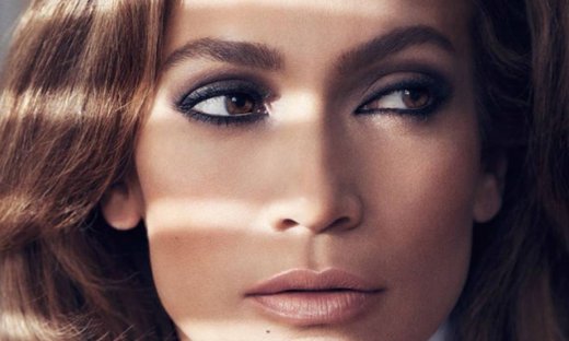 Η Jennifer Lopez κάνει yoga και μας δείχνει το πραγματικό της κορμί