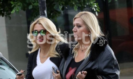 Μαμά και κόρη με ίδιο στιλ στη Γλυφάδα