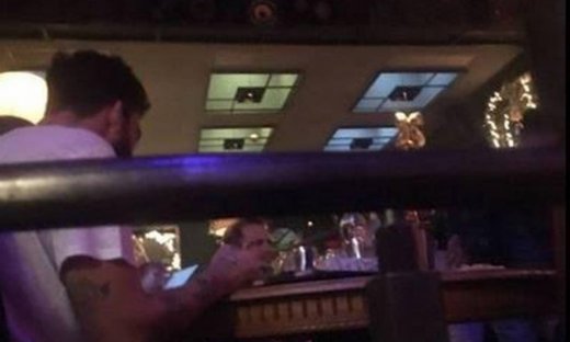 Παπαράτσι. Ο Αλεξάνδρου το γλεντάει στον Πειραιά χωρίς την Μαρία (Nassos blog)