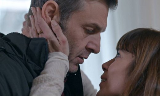 Το τατουάζ: O Θεοχάρης βρίσκει συνέχεια αφορμές για να τηλεφωνεί στη Βέρα