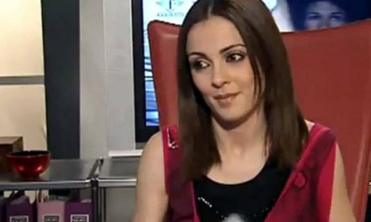 Μαρία η άσχημη: Η Μαρία, μπαίνοντας στην εταιρία, μιλάει σε όλους με συγκίνηση