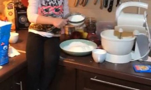 Βάσω Λασκαράκη: Δείτε την κόρη της να ετοιμάζει τα πιο νόστιμα μηλοπιτάκια