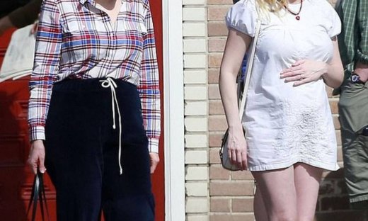 Φούσκωσε πολύ! Η star κυκλοφορεί με μίνι φόρεμα και μας δείχνει την κοιλίτσα της
