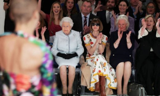 Στην Εβδομάδα Μόδας του Λονδίνου η βασίλισσα Ελισάβετ
