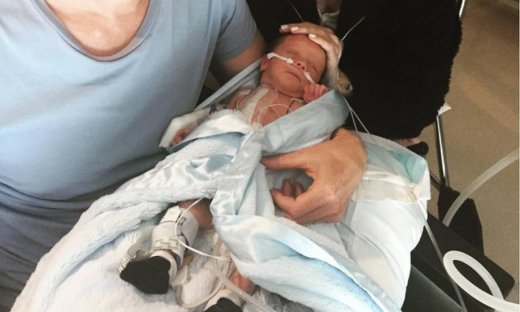 Διάσημη ηθοποιός μιλά ανοιχτά για την εγχείρηση ανοιχτής καρδιάς του μωρού της και συγκινεί