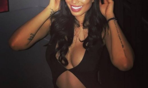 Αυτή είναι η Ελληνίδα που κολάζει το Instagram με τις καμπυλάρες της! (pics)