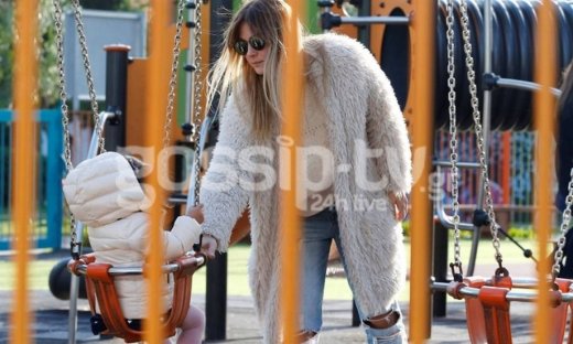 Δέσποινα Καμπούρη: Με τις κόρες της στην παιδική χαρά