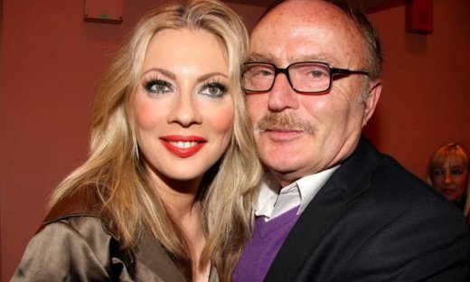 «Λύγισε» ο Ντίνος Καρύδης: «Χρωστάω στην Σμαράγδα και δεν θα έπρεπε. Αυτή μας συντηρεί»