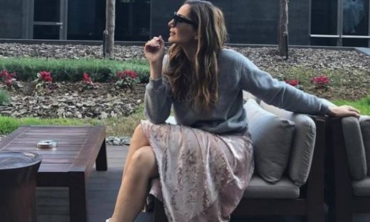 Η Δέσποινα Βανδή έπεσε στα πατώματα ποζάροντας σέξι