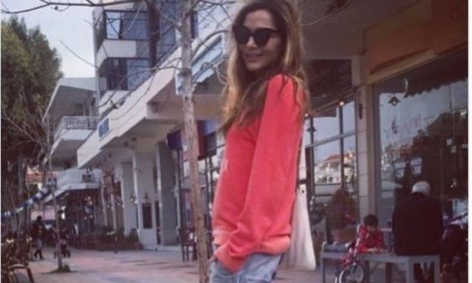 Δέσποινα Βανδή: Έβαλε σορτς και βγήκε βόλτα στον ήλιο με φίλη της