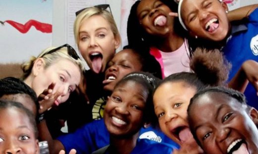 Σαρλίζ Θερόν: το #MeToo, ο φόνος του πατέρα της & η αισιοδοξία της για τον κόσμο του 2030