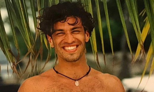 Βάζουμε στοίχημα ότι δεν πάει ο νους σας ποιος είναι ο Έλληνας τραγουδιστής της φωτογραφίας!