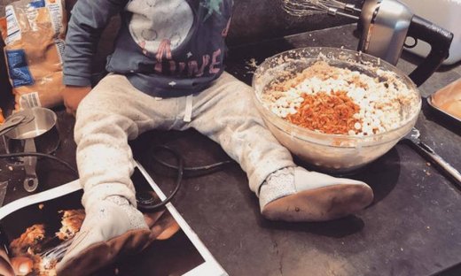 Μαγειρεύοντας με την κόρη της λίγο πριν γεννήσει (pics)