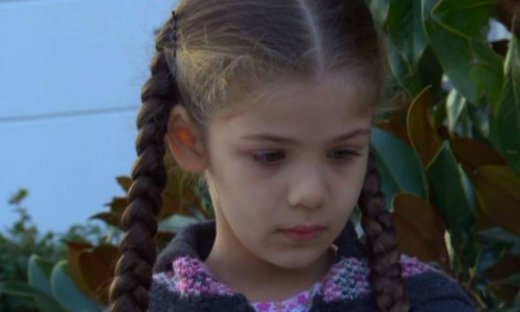 Elif: Η Ελίφ χαίρεται πολύ όταν ακούει τη φωνή της μητέρας της