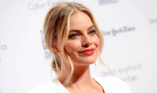 Margot Robbie: Ο μικρός της αδερφός τη συναγωνίζεται άνετα σε γοητεία