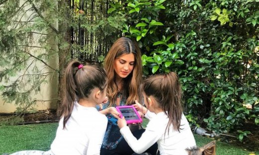 Η Σταματίνα Τσιμτσιλή μας δείχνει τα πρώτα δώρα για το γιο της