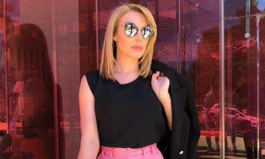 Δείτε την Τατιάνα Στεφανίδου να χαλαρώνει στην ξαπλώστρα δίπλα στην πισίνα του σπιτιού της