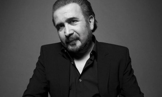 Λάκης Λαζόπουλος: «Γράφω πάντα στο κρεβάτι και πάντα χειρόγραφα»