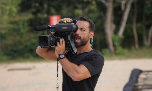 Ο Σάκης Τανιμανίδης ποζάρει με τα δύο του αδέρφια στον Άγιο Δομίνικο