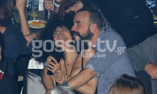 Μουζουράκης-Σολωμού: Ασυγκράτητοι σε βραδινή έξοδό τους! Τα καυτά φιλιά και οι τρυφερές αγκαλιές!