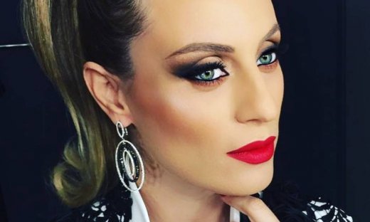 Ελεονώρα Μελέτη: Πόσταρε βίντεο να νανουρίζει την κόρη της ενώ χάζευε τη βροχή από το παράθυρο