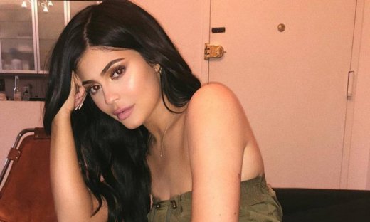 Το μυστήριο λύθηκε! Με μία φωτογραφία, η Kylie Jenner αποκάλυψε τον μπαμπά της Stormi Jenner
