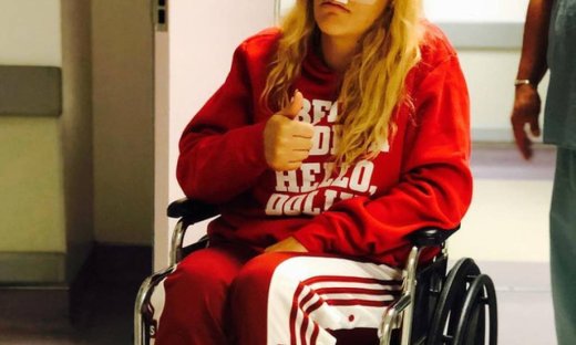 Η έξοδος διάσημης ηθοποιού από το νοσοκομείο μετά το χειρουργείο θα σε σοκάρει