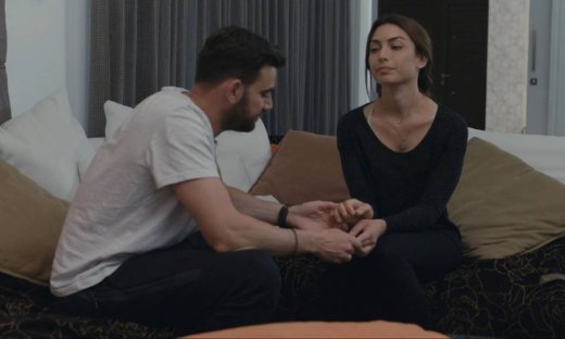 Το τατουάζ: Ο Ορφέας σε έξαλλη κατάσταση παρακολουθεί τη γυναικολόγο της Ελένης