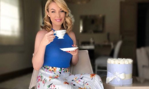 Τατιάνα Στεφανίδου: Δείτε την να χαλαρώνει στο γρασίδι δίπλα στη πισίνα του σπιτιού της