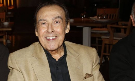 Ποιος λέει: «Ο Βοσκόπουλος έχει µεγάλη συγκίνηση που θα επιστρέψει στη σκηνή µετά από 19 χρόνια»;