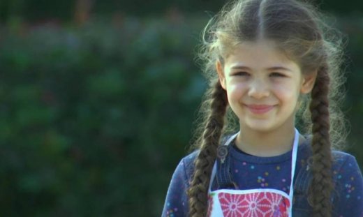 Elif: Η Ελίφ κοιτάζει με χαρά τη φωτογραφία, που έβγαλε με τον Σελίμ και τη Ζεϊνέπ