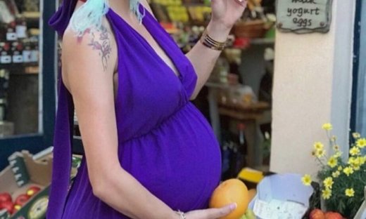 Στην τελική ευθεία για τη γέννηση του δεύτερου παιδιού της, ποζάρει με τη φουσκωμένη κοιλίτσα της!