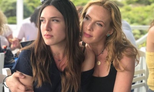 Εβελίνα Παπούλια: Στη Σκόπελο για τα γυρίσματα του Τατουάζ με την κόρη της