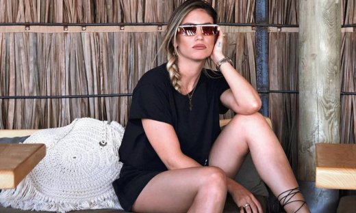 Η Αθηνά Οικονομάκου ποζάρει με μαγιό και η κοιλιά της είναι πιο επίπεδη από ποτέ