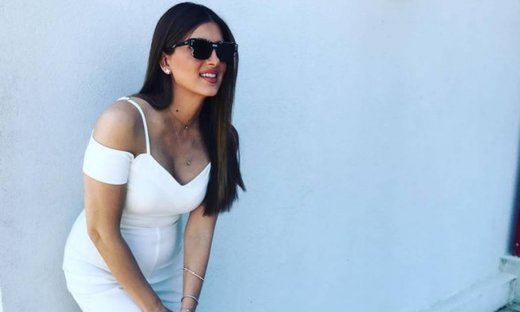 Η Σταματίνα Τσιμτσιλή ποζάρει με το μπικίνι της στην παραλία