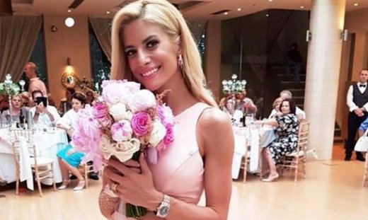 Η Ευαγγελία Αραβανή έπιασε τη νυφική ανθοδέσμη