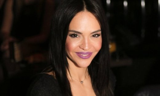 Θα πάθετε πλάκα! Η Νικολέτα Καρρά ποζάρει με κόκκινο μπικίνι μαγιό