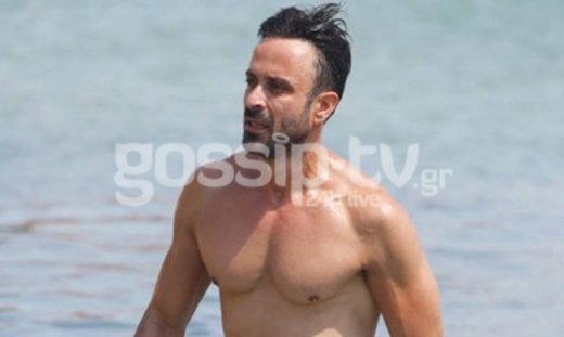 Γιατί είμαστε παντού! Ο Κωνσταντίνος Χριστοφόρου απολαμβάνει τις βουτιές του στη Μύκονο!