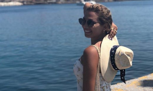 Η Κωνσταντίνα Σπυροπούλου ποζάρει με σέξι μαύρο μπικίνι και χωρίς ίχνος ρετούς!