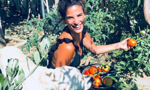 Χριστίνα Μπόμπα: Γύρισε από Άγιο Δομίνικο και … μαζεύει ντομάτες