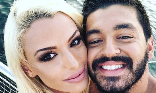 Η Στέλλα Μιζεράκη έβγαλε τους φακούς όχι όμως και τη ψεύτικη βλεφαρίδα!